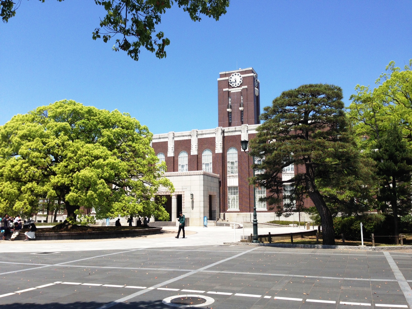 京都大学 吉田キャンパスの百周年時計台記念館(写真:Soraie8288/Wikimedia Commons、CC BY-SA 4.0)