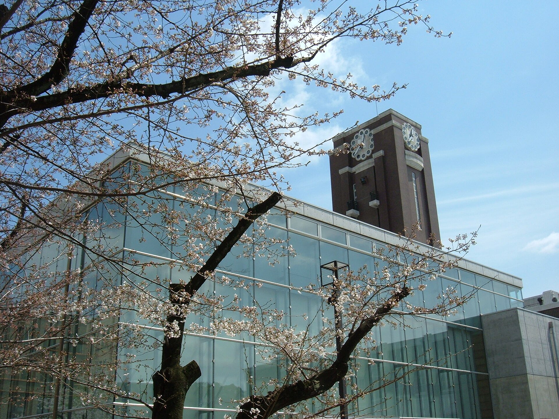 京都大学 吉田キャンパスの時計台(写真:KATSURA Roen/Wikimedia Commons、CC BY 3.0)