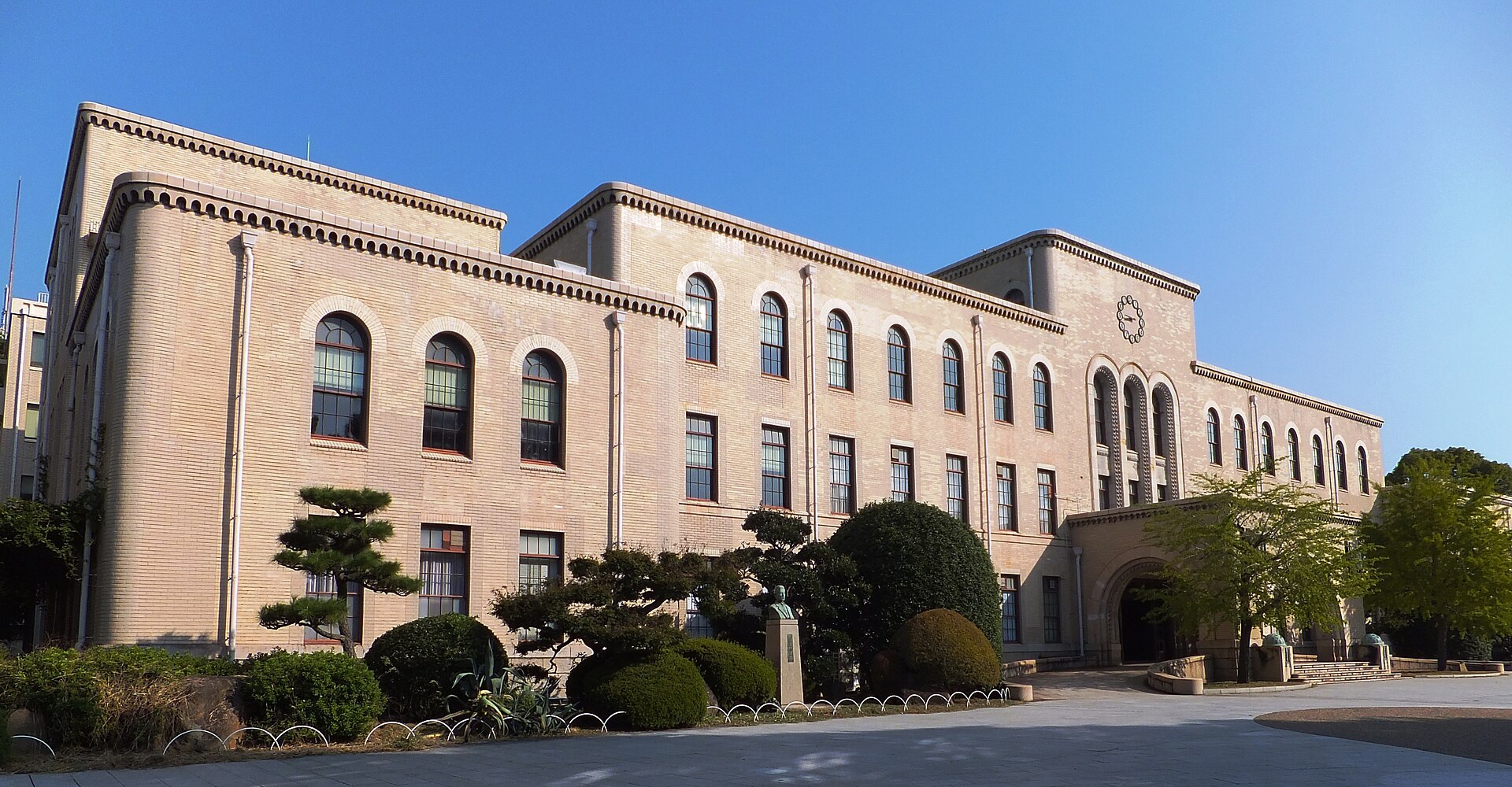 神戸大学 六甲台キャンパスの本館(写真:0-0t/Wikimedia Commons、CC BY-SA 3.0)