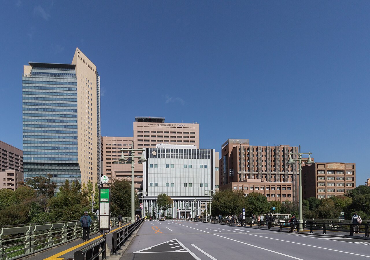 東京科学大学 湯島キャンパス。2024年11月撮影で、建物の表示は統合前の校名(写真:Kakidai/Wikimedia Commons、CC BY-SA 4.0)