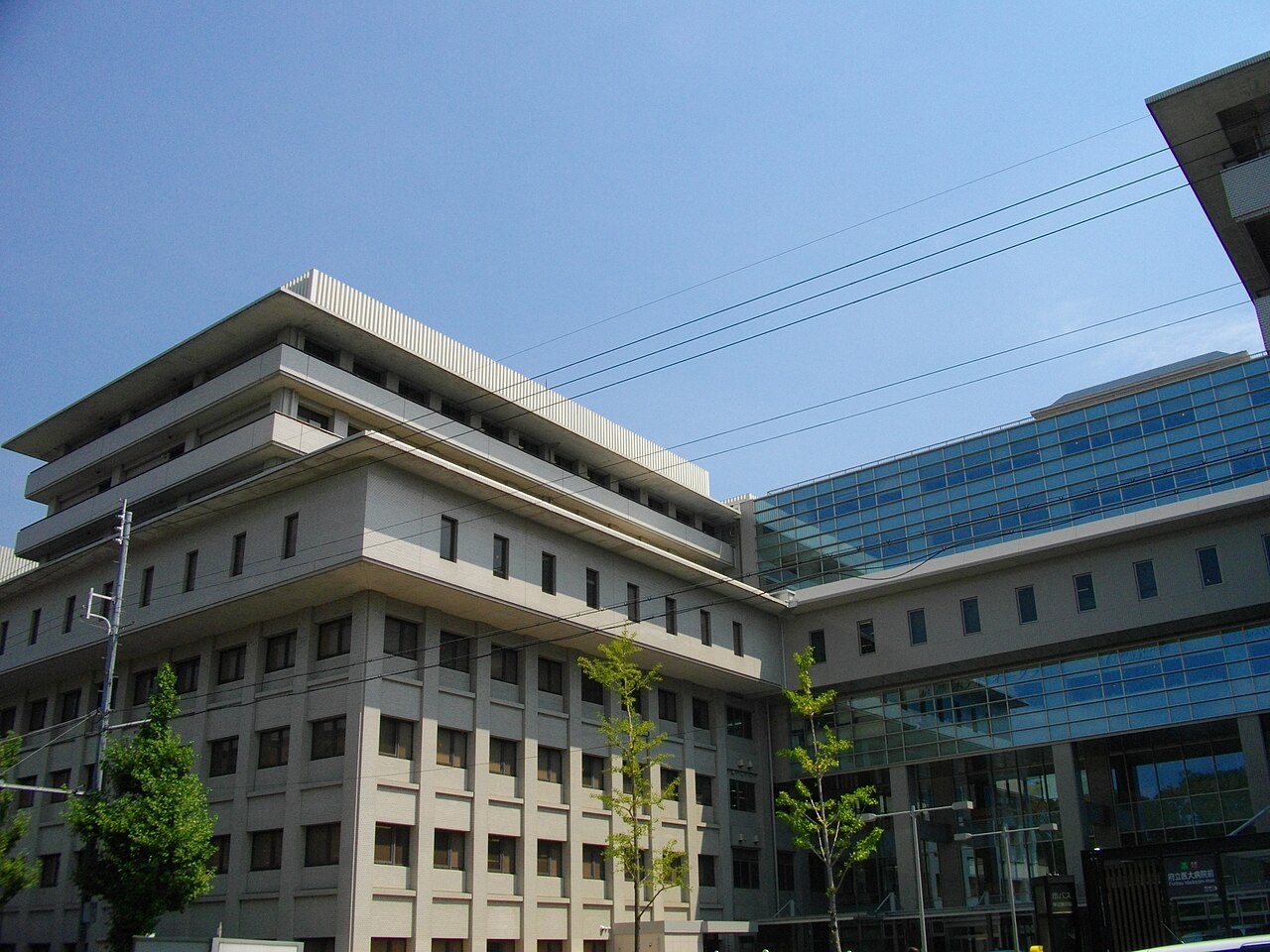 京都府立医科大学附属病院(写真:あばさー/Wikimedia Commons、パブリックドメイン)